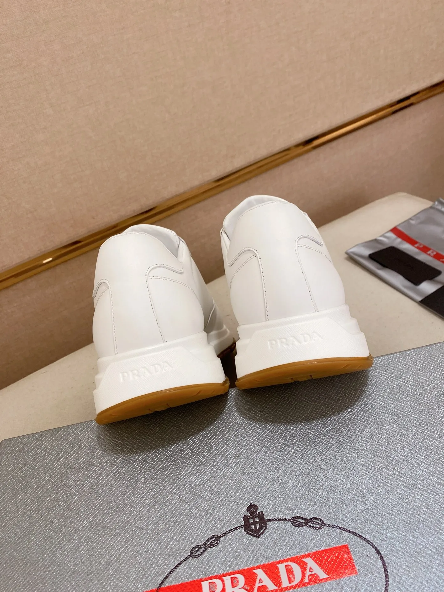 Factory price 540💰 ✔️✔️✔️High version High-quality new PRADA counters are on the market at the same time. The new men's shoes and 😘fabrics are selected from imported first-layer cowhide and are made by pure handcrafts. Lining: Full cowhide lining. 👍🏿 High-end ☄️ air-cushion molded anti-slip rubber outsole, exquisite lines, simple and elegant, comfortable and high-end for leisure travel. Code number: 38 to 44